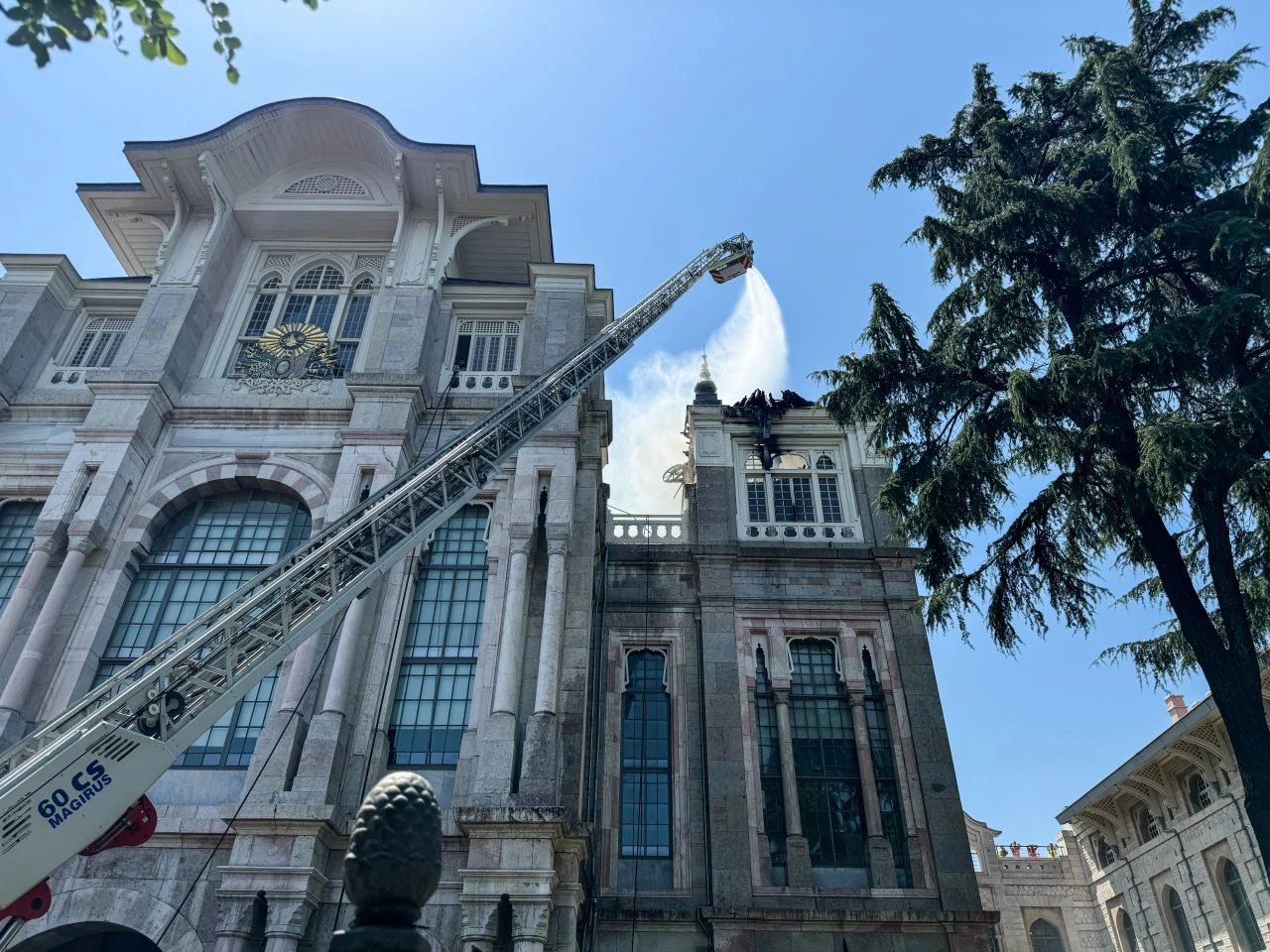 Üsküdar'da bulunan Sağlık Bilimleri Üniversitesi'nin çatısında çıkan yangını söndürme çalışmaları devam ediyor - 1. Resim