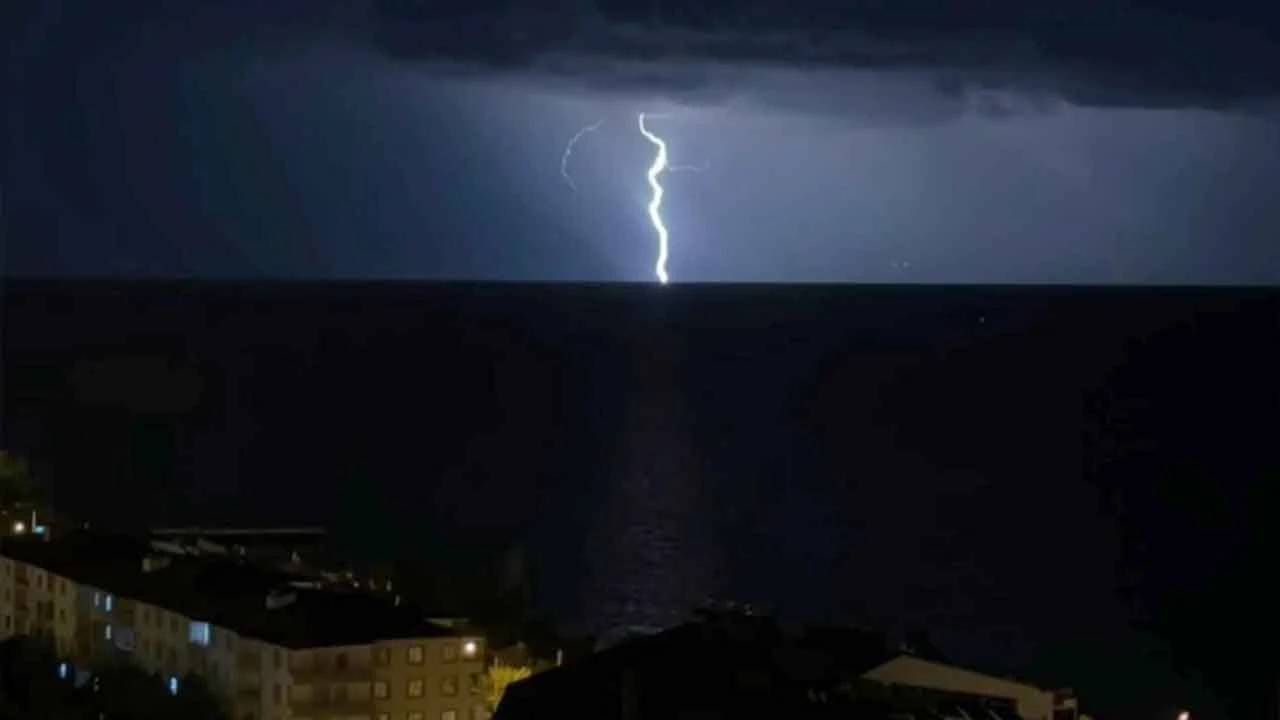 Van Gölü üzerinde çakan şimşeklerden görsel şölen - 1. Resim