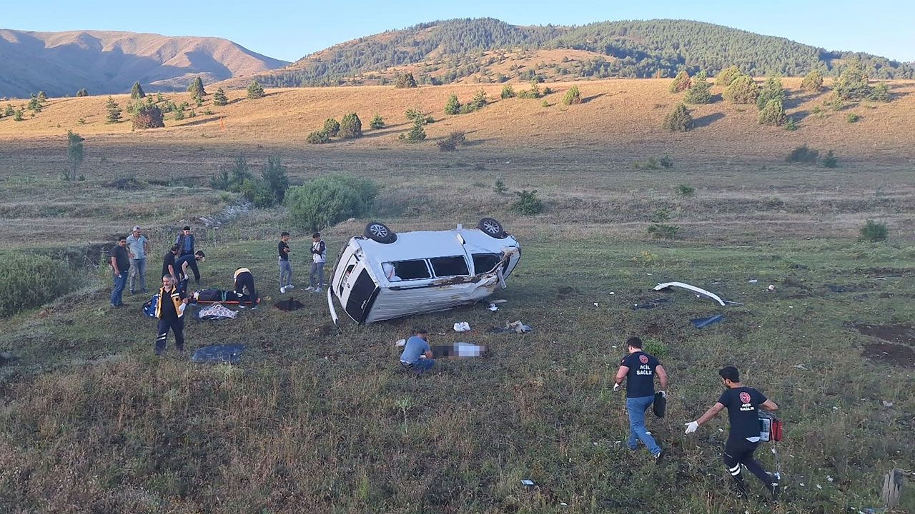 Erzincan&#039;da minibüs şarampole devrildi: 1 ölü, 6 yaralı var