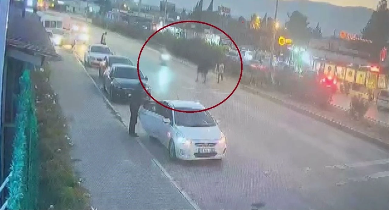 Hızla gelen motosiklet yayalara çarptı! 2 yayanın havaya uçtuğu anlar kamerada