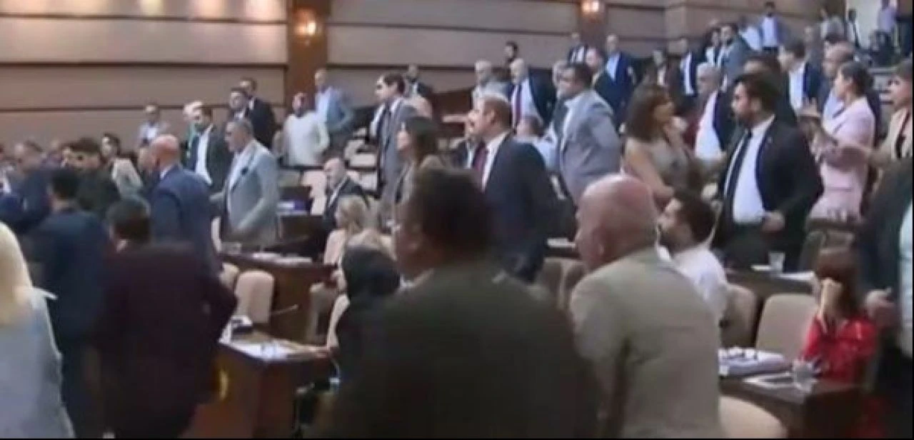 İBB Meclisi'nde kavga çıktı! CHP'li isim "Haddini bildiririm" dedi AK Partililer ayaklandı