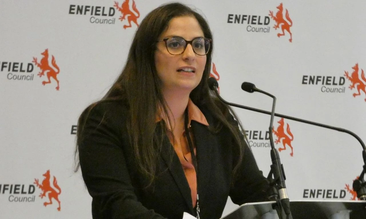 İngiltere'de Türk vekil Nesil Çalışkan, Kur'an-ı Kerim'e el basarak yemin etti