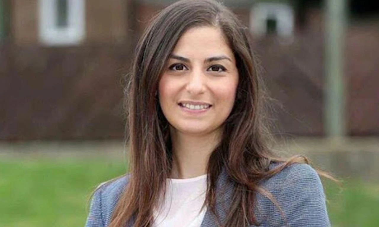 İngiltere'de Türk vekil Nesil Çalışkan, Kur'an-ı Kerim'e el basarak yemin etti