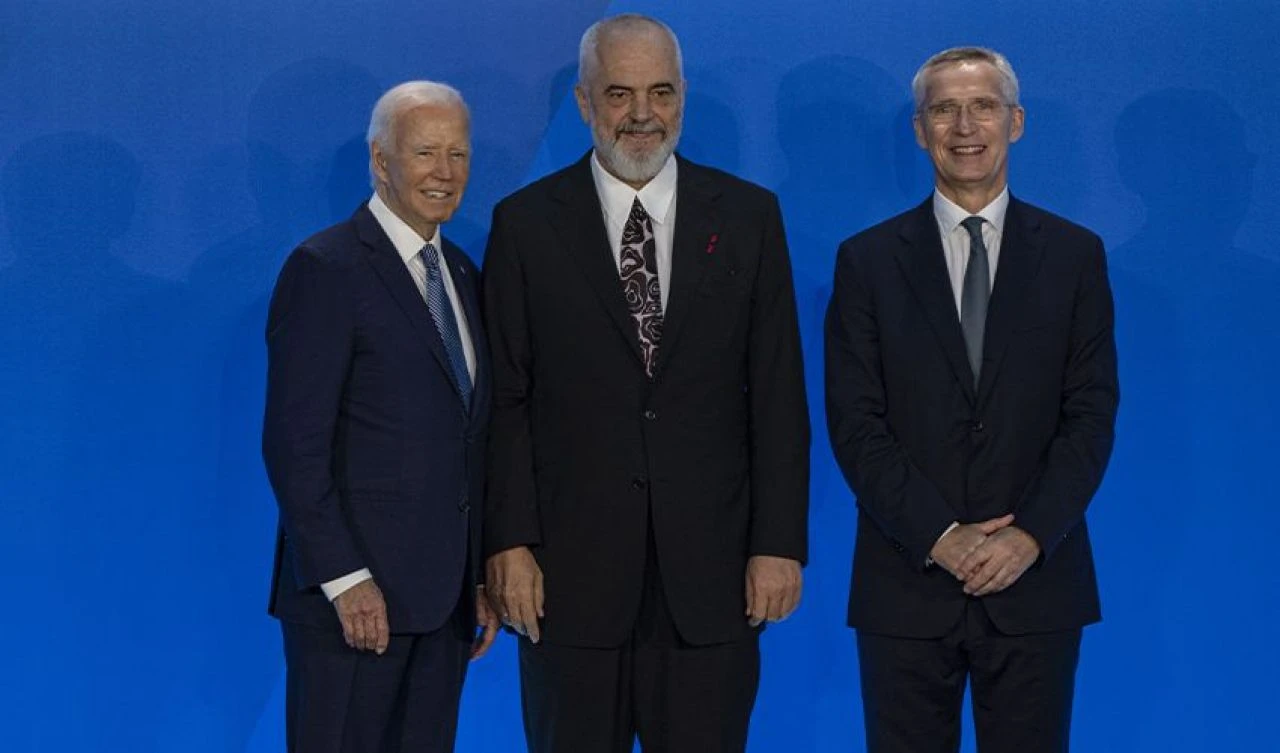 NATO Zirvesi'nde dikkat çeken ayakkabı detayı! Siyahlar içinde bembeyaz