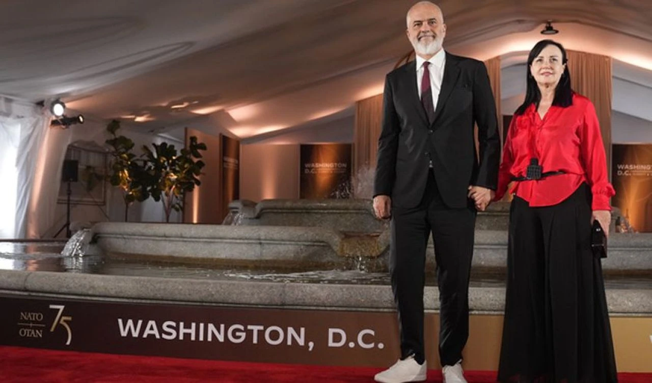 NATO Zirvesi'nde dikkat çeken ayakkabı detayı! Siyahlar içinde bembeyaz