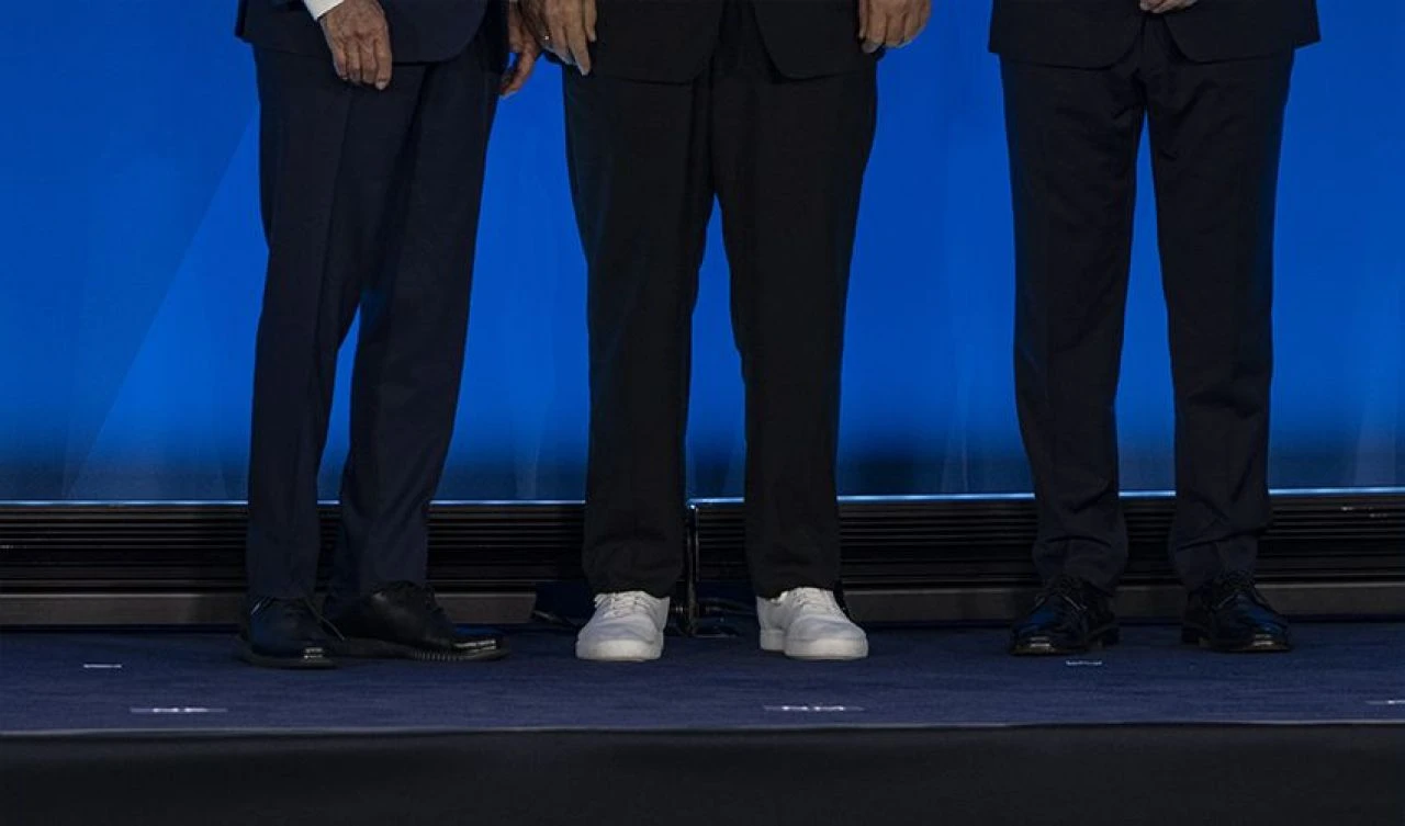 NATO Zirvesi'nde dikkat çeken ayakkabı detayı! Siyahlar içinde bembeyaz