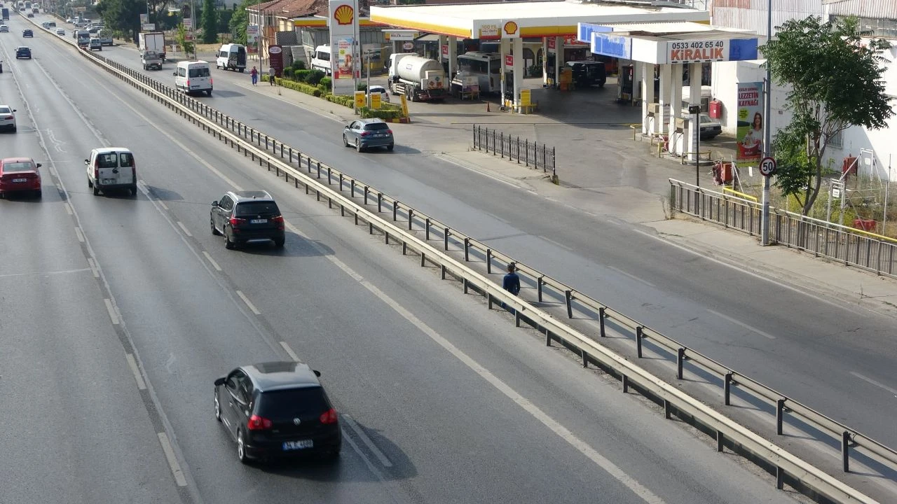 Pendikli Forrest Gump sosyal medyada gündem oldu! Yıllardır E-5'te yürüyor, hayat hikayesi yürek burkuyor - 1. Resim