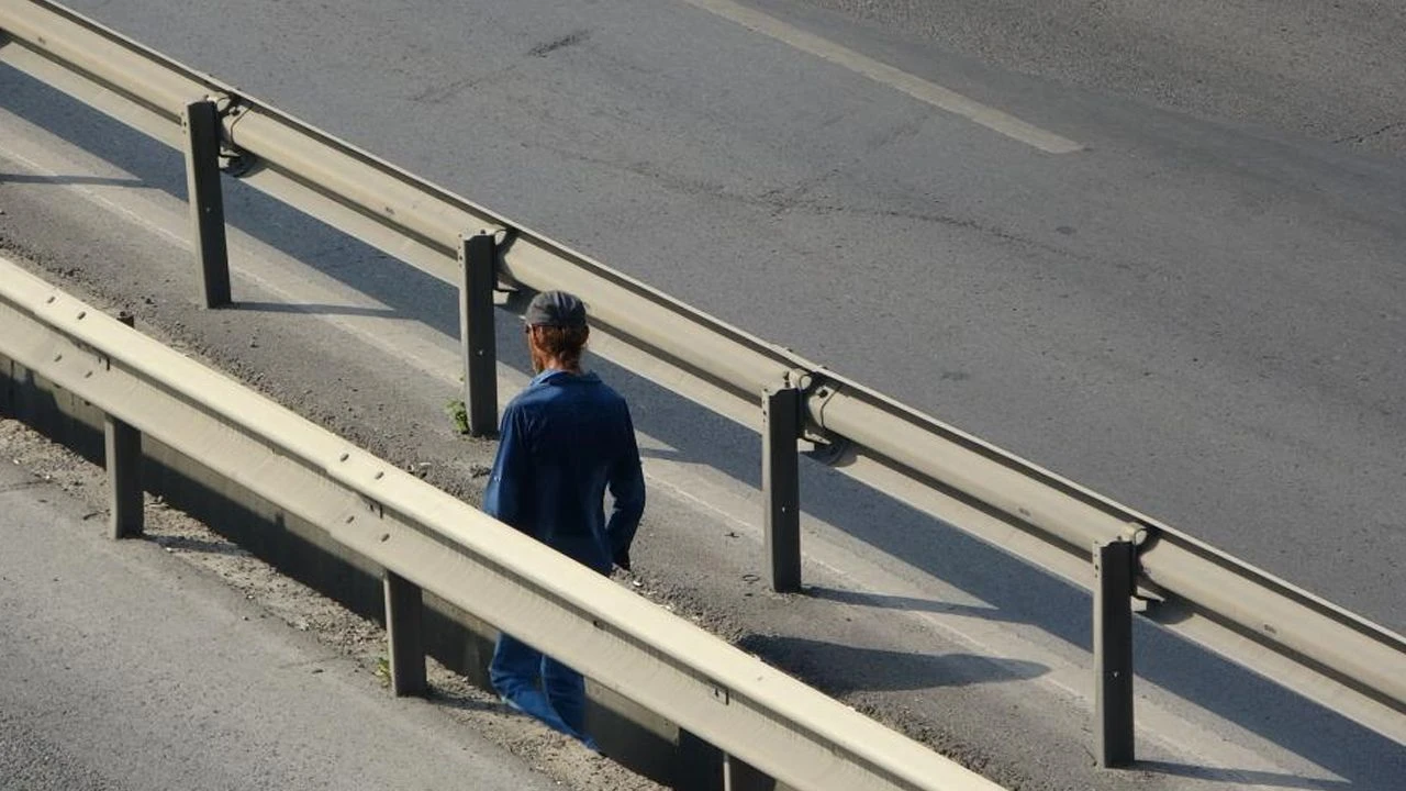 Pendikli Forrest Gump sosyal medyada gündem oldu! Yıllardır E-5'te yürüyor, hayat hikayesi yürek burkuyor - 2. Resim