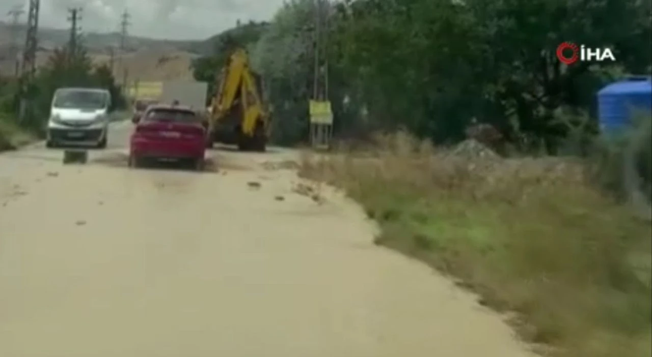 Türkiye'yi sağanak vurdu! Evleri su bastı, araçlar mahsur kaldı, yollar göle döndü - 3. Resim