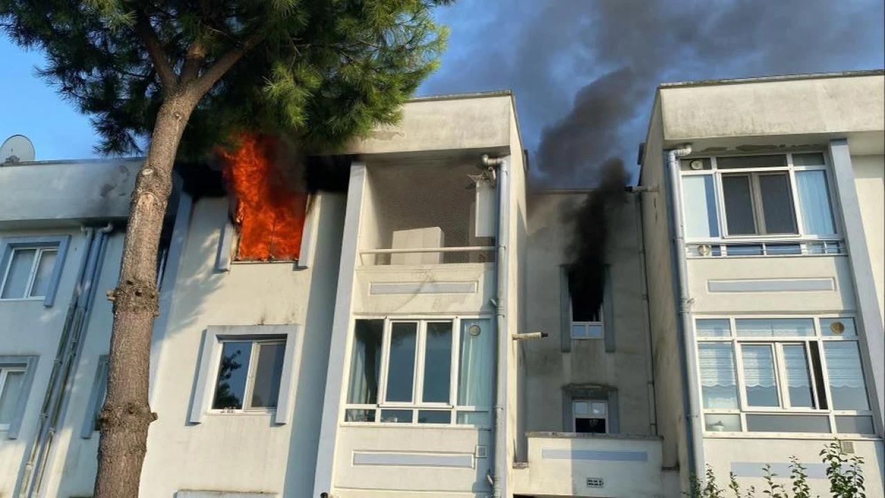 Uyurken evi alev topuna döndü! İmdadına komşuları yetişti - 1. Resim