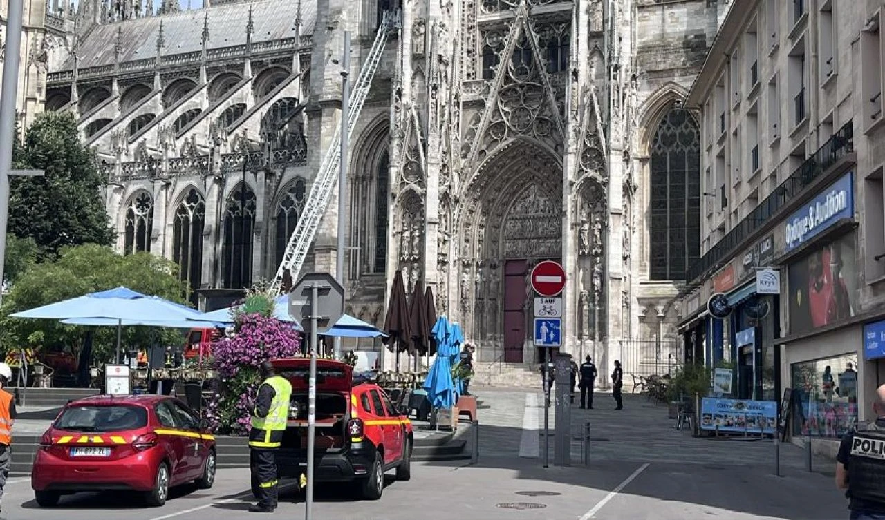 Yıllardır restore ediliyordu, tüm emekler hiç oldu! Fransa'nın bin yıllık ikonik binası alevlere teslim oldu