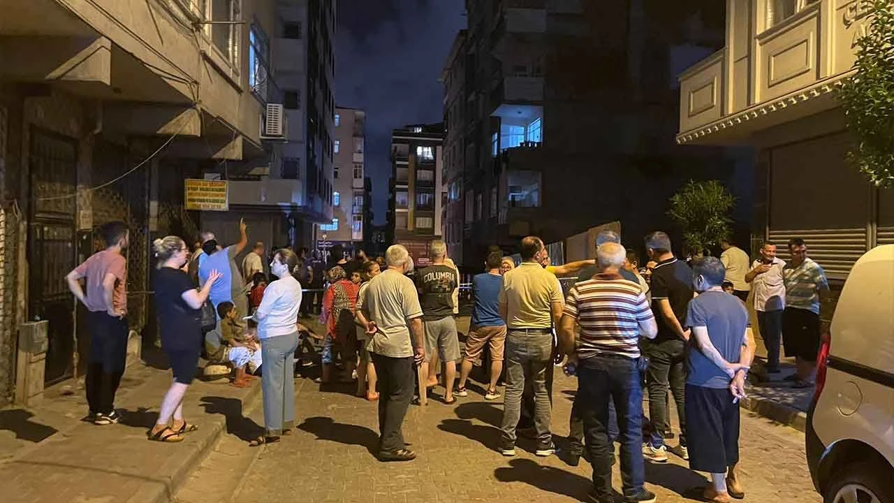 Bahçelievler'de 6 katlı binadan tuğlalar düştü, tedbir amacıyla boşaltıldı - 1. Resim