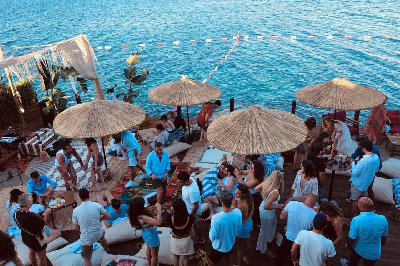 Bodrum Belediye Başkanı Tamer Mandalinci dükkanlar sinek avlayınca isyan etti! Pahalı değil algı yapıyorlar