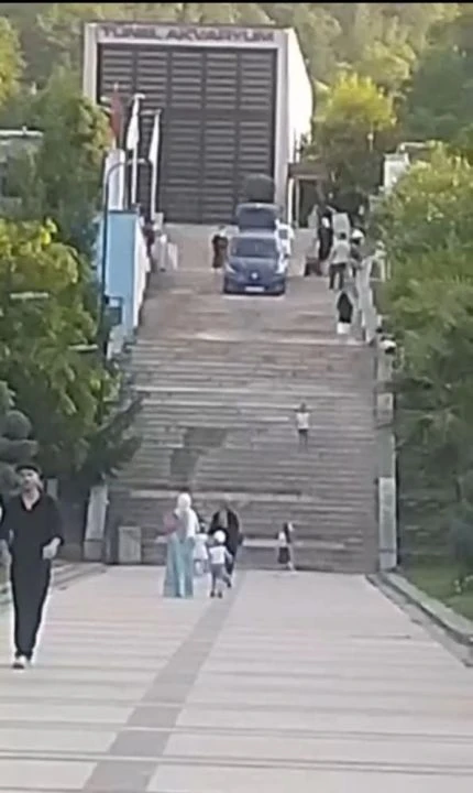 Bursa'da trajikomik olay! Navigasyonu karıştırdı merdivenden uçtu