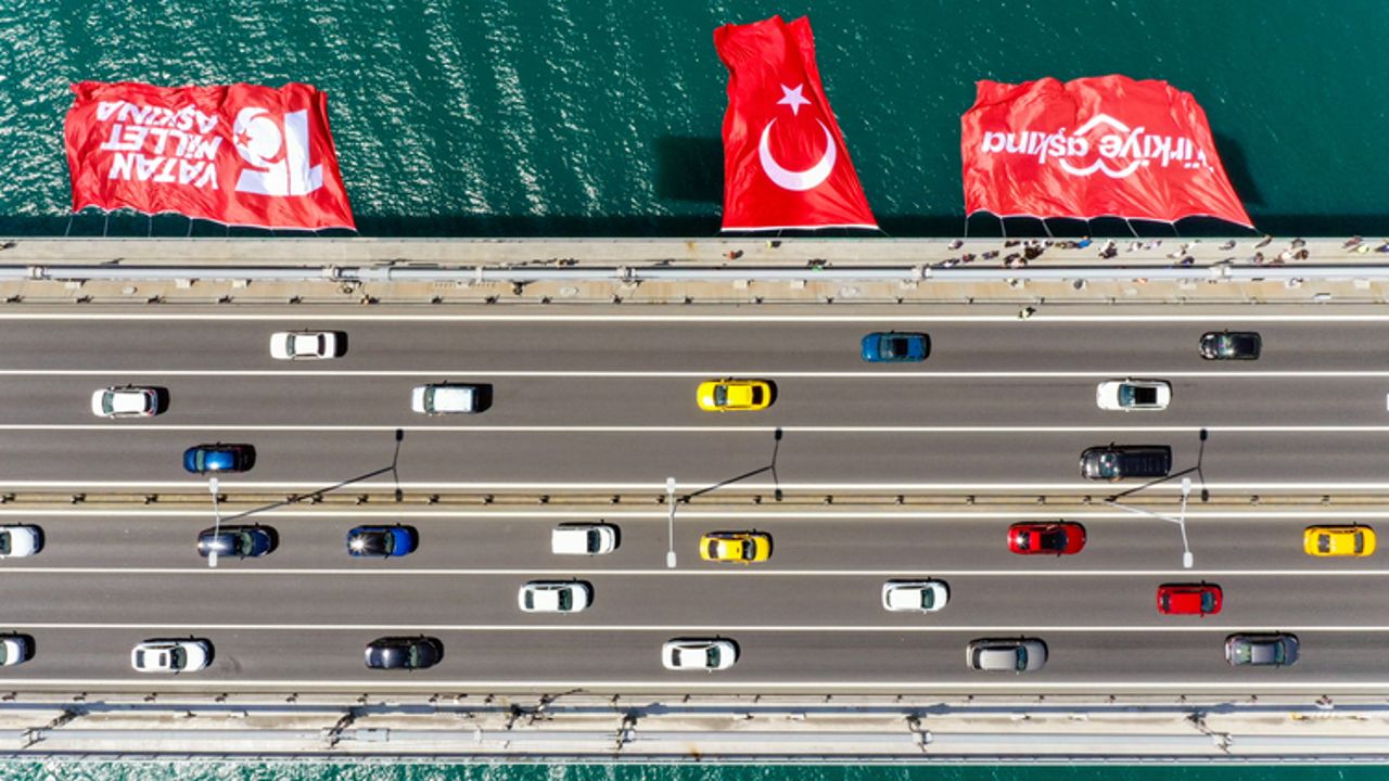 Demokrasi ve Milli Birlik Gününde İstanbul’da 5 köprüde Türk Bayrağı dalgalanacak: 15 Temmuz&#039;da bayrak asmanın önemi