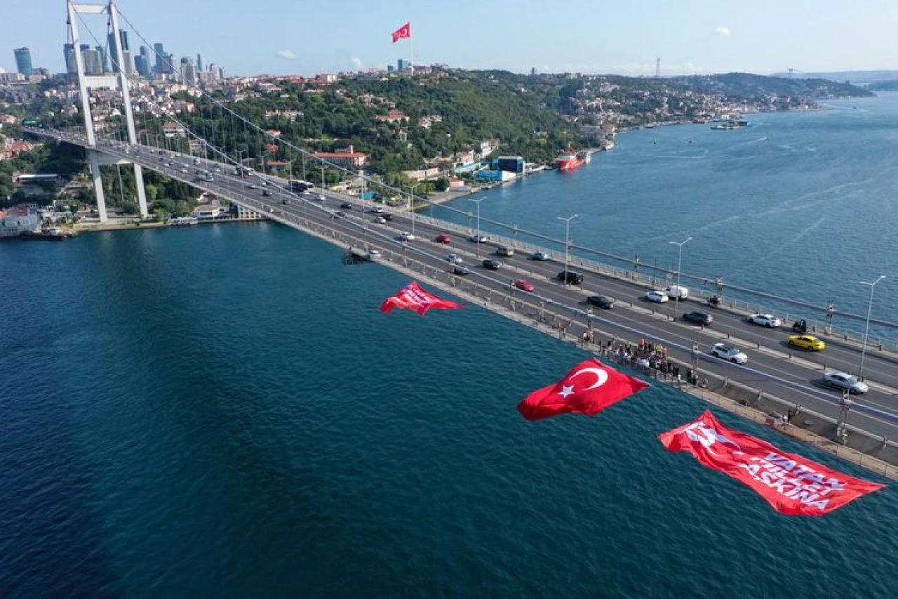 Demokrasi ve Milli Birlik Gününde İstanbul’da 5 köprüde Türk Bayrağı dalgalanacak: 15 Temmuz'da bayrak asmanın önemi