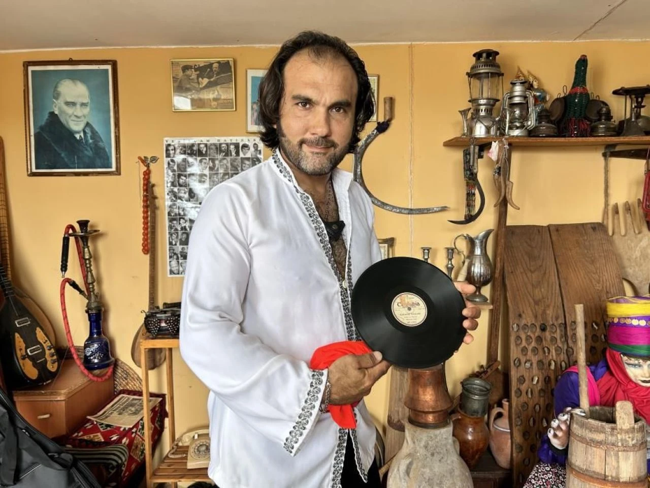 Eski Yeşilçam filmlerinden çıkmış gibi! Hataylı Kara Murat görenleri şaşkına çeviriyor