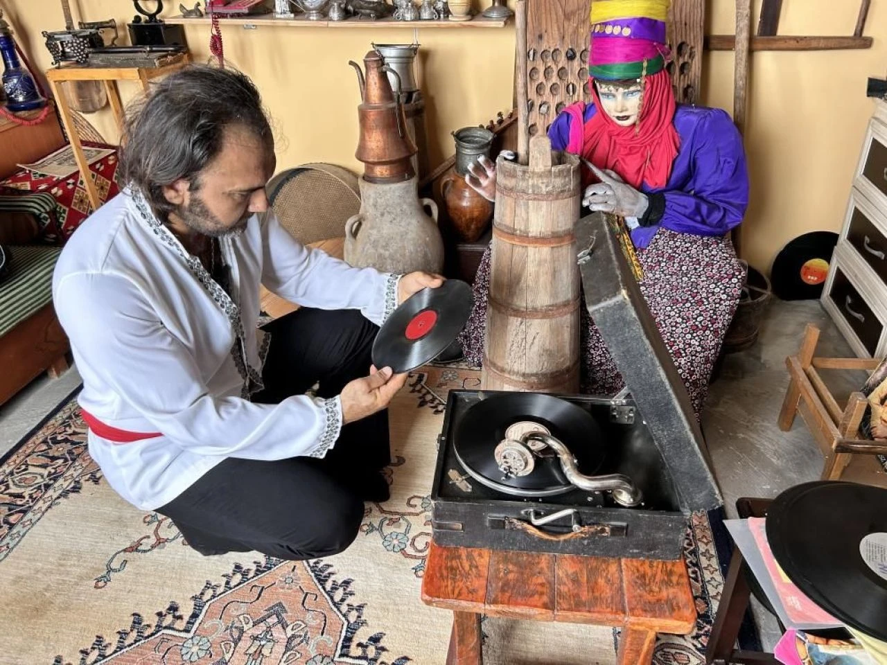Eski Yeşilçam filmlerinden çıkmış gibi! Hataylı Kara Murat görenleri şaşkına çeviriyor