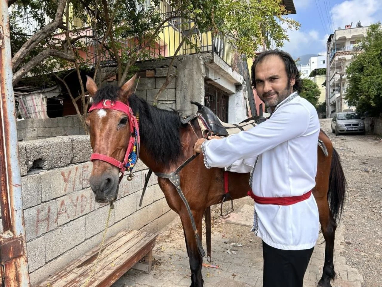 Eski Yeşilçam filmlerinden çıkmış gibi! Hataylı Kara Murat görenleri şaşkına çeviriyor