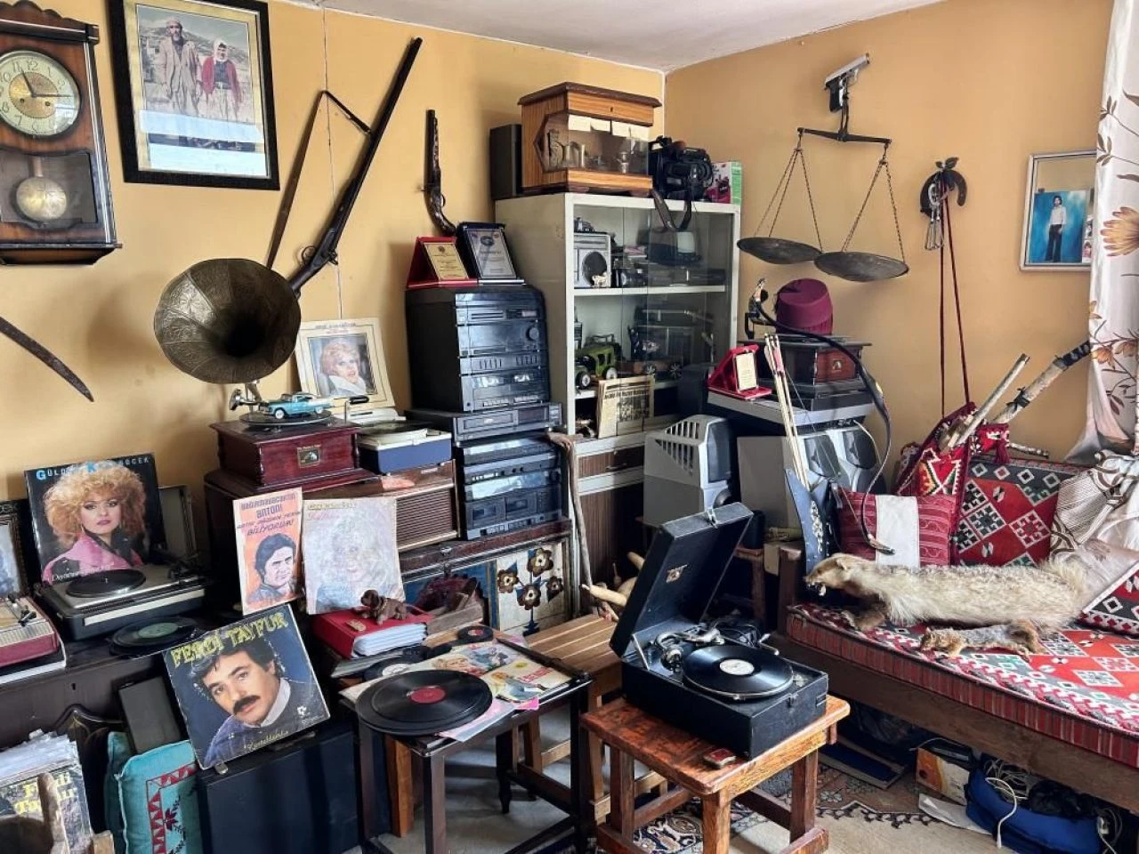 Eski Yeşilçam filmlerinden çıkmış gibi! Hataylı Kara Murat görenleri şaşkına çeviriyor