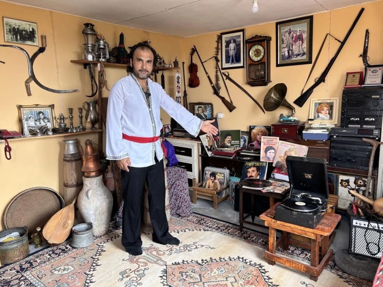 Eski Yeşilçam filmlerinden çıkmış gibi! Hataylı Kara Murat görenleri şaşkına çeviriyor