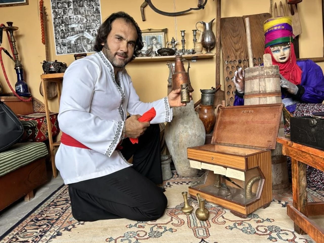 Eski Yeşilçam filmlerinden çıkmış gibi! Hataylı Kara Murat görenleri şaşkına çeviriyor