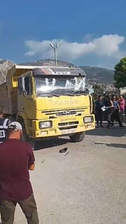 Hatay'da hafriyat kamyonu dehşeti kamerada: Bisikletli eşlerin üstünden geçti - 2. Resim