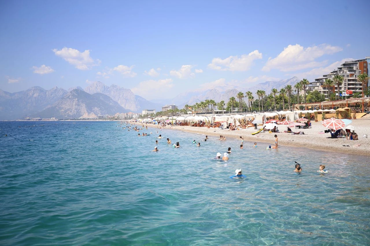 Hava sıcaklığı 35, nem yüzde 78! Sıcaktan bunalan soluğu sahilde aldı - 2. Resim