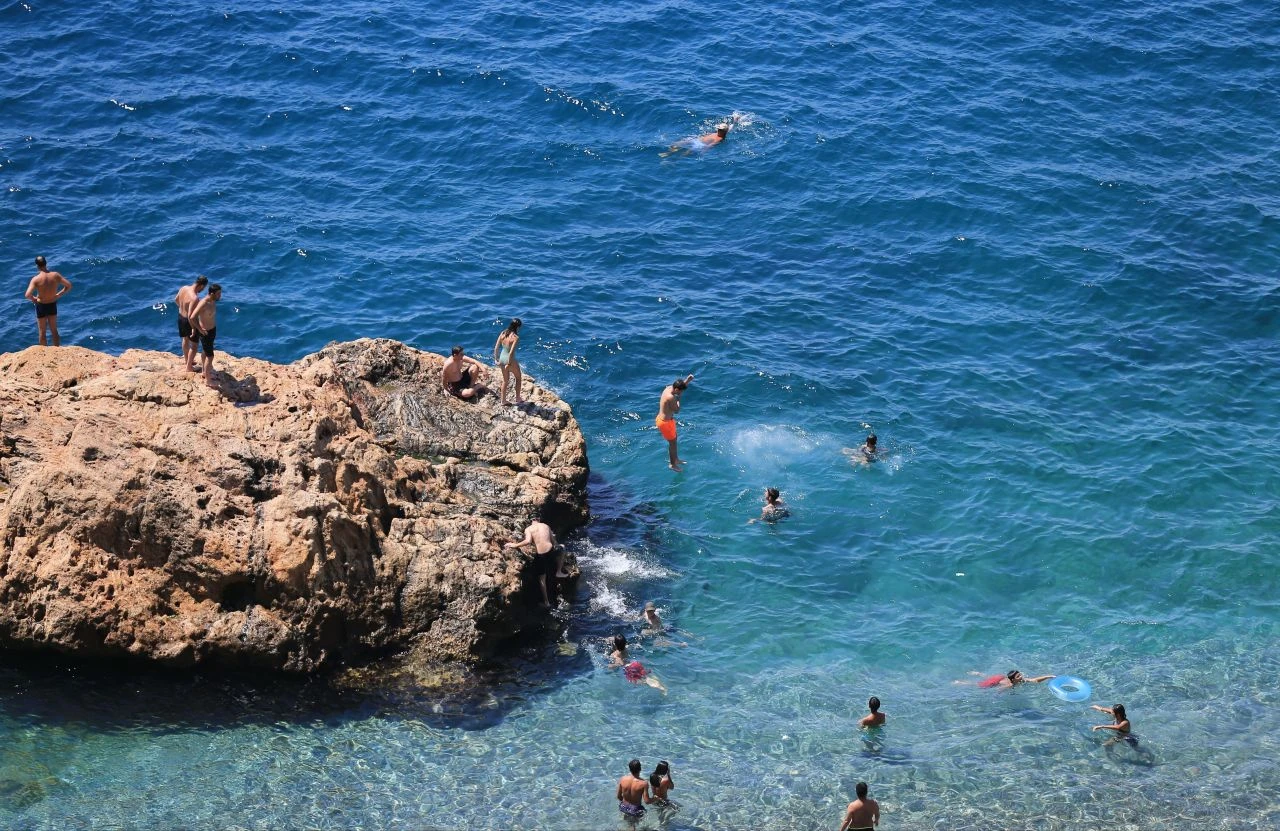 Hava sıcaklığı 35, nem yüzde 78! Sıcaktan bunalan soluğu sahilde aldı - 1. Resim