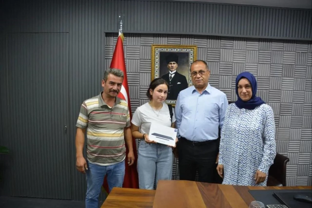 Hem sürüye baktı hem ders çalıştı! Adanalı çoban Zeynep'in büyük başarısı - 6. Resim