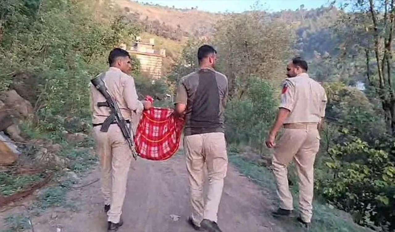 Hindistan'da kan donduran olay! Anne yeni doğan ikizlerin boğazını kesti - 2. Resim