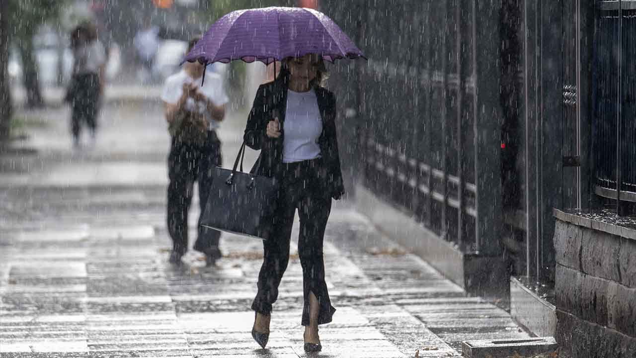 İstanbullulara Meteoroloji&#039;den uyarı: Önce yağmur, sonra fırtına geliyor! İşte 12 Temmuz il il hava durumu