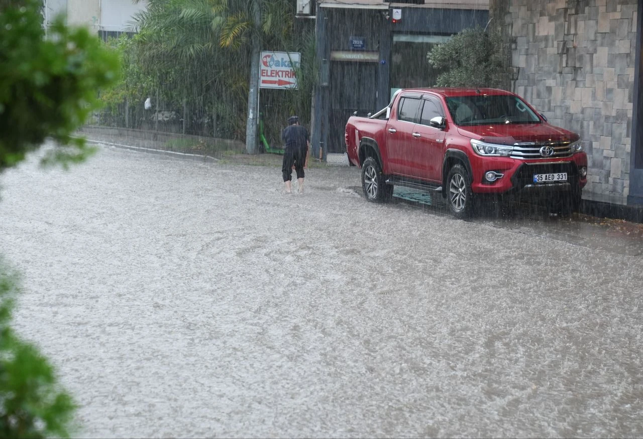 İzmir’i ve Denizli'yi sağanak vurdu: Vapur seferleri durdu! - 2. Resim