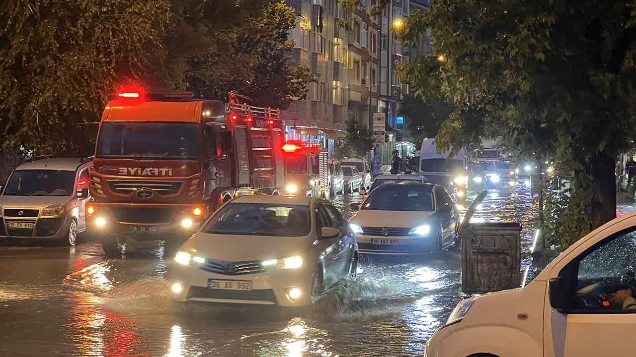 Kars&#039;ta caddeler göle döndü: Fırtınada uçan çatı 2 otomobil ve 3 traktöre zarar verdi