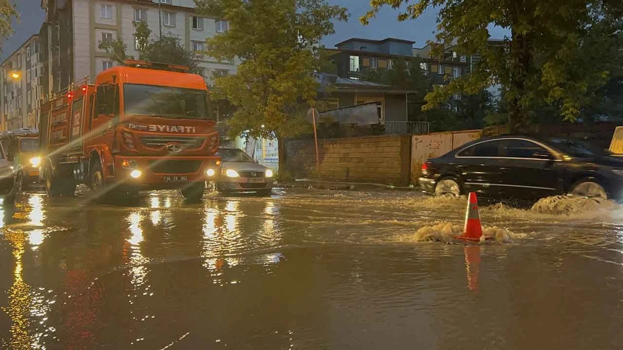 Kars'ta caddeler göle döndü: Fırtınada uçan çatı 2 otomobil ve 3 traktöre zarar verdi - 2. Resim