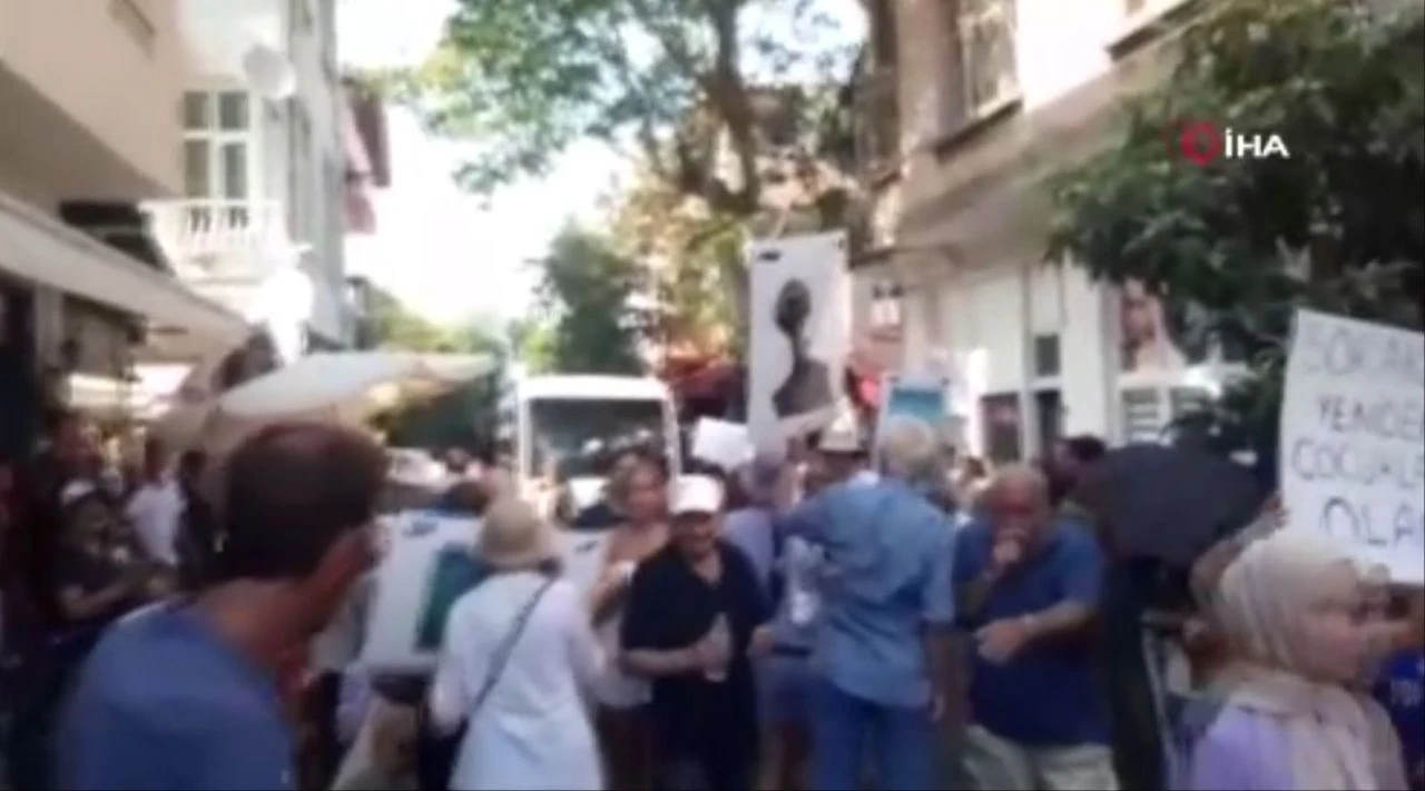 Adalar'da davul zurnalı 'azmanbüs' protestosu  - 1. Resim