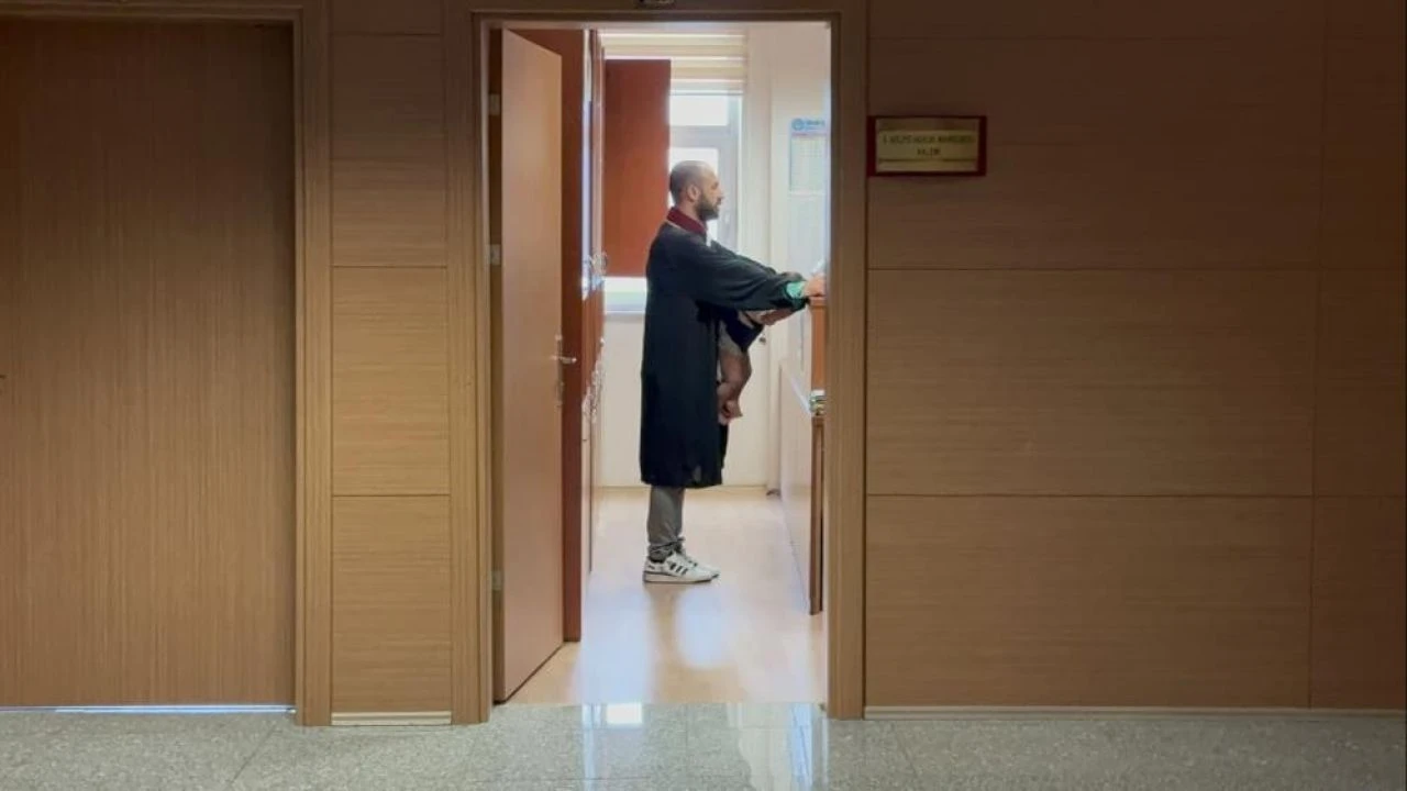 Baba-kız adalet mesaisinde! Duruşmalara kucağında bebeğiyle girdi - 3. Resim