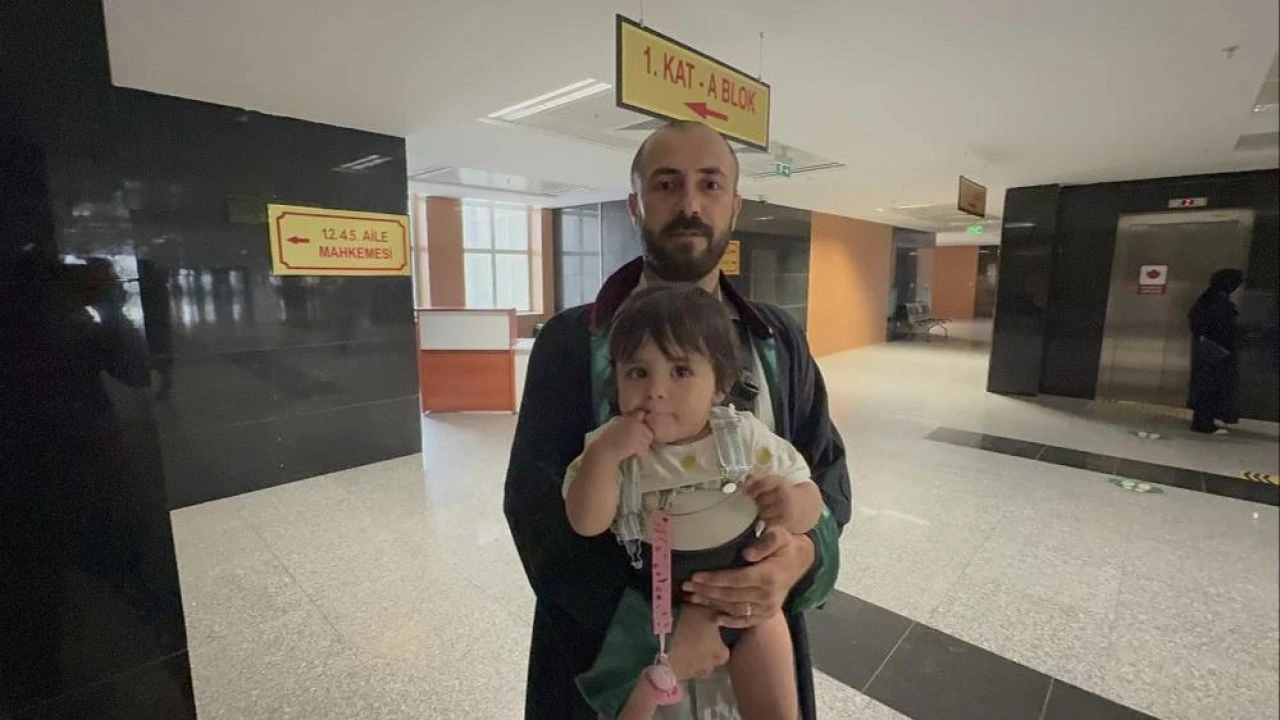 Baba-kız adalet mesaisinde! Duruşmalara kucağında bebeğiyle girdi - 1. Resim