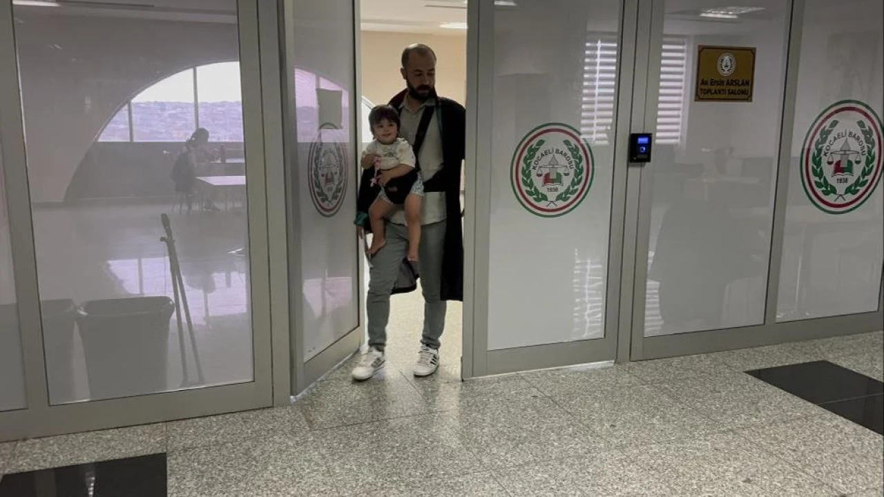 Baba-kız adalet mesaisinde! Duruşmalara kucağında bebeğiyle girdi - 4. Resim