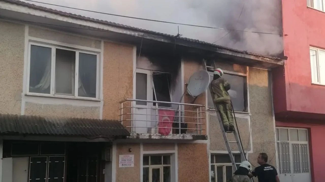 Bursa'da korku dolu anlar kamerada! Bilgisayar kasası evi yaktı! - 1. Resim