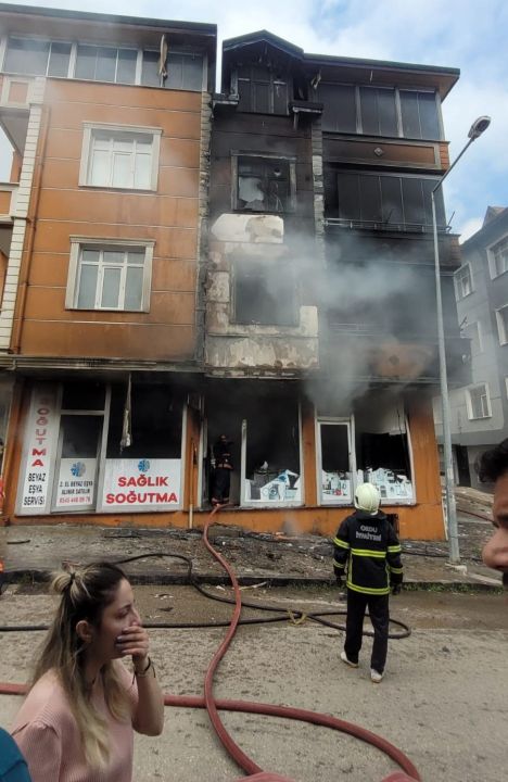 Çamaşır makinesi bomba gibi patladı: 3 katlı bina harabeye döndü - 3. Resim