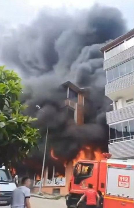 Çamaşır makinesi bomba gibi patladı: 3 katlı bina harabeye döndü - 1. Resim