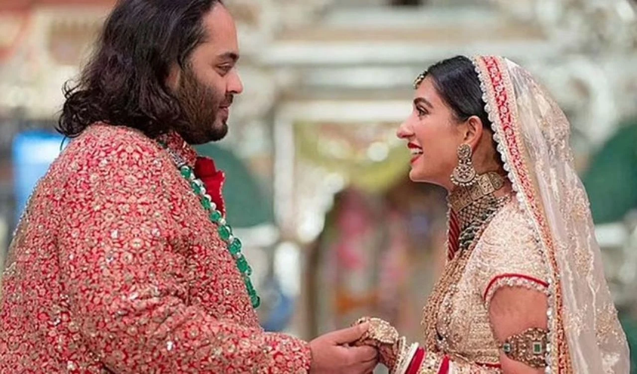 Dünyanın en pahalı düğünü başladı! Hindistan'dan ilk kareler geldi