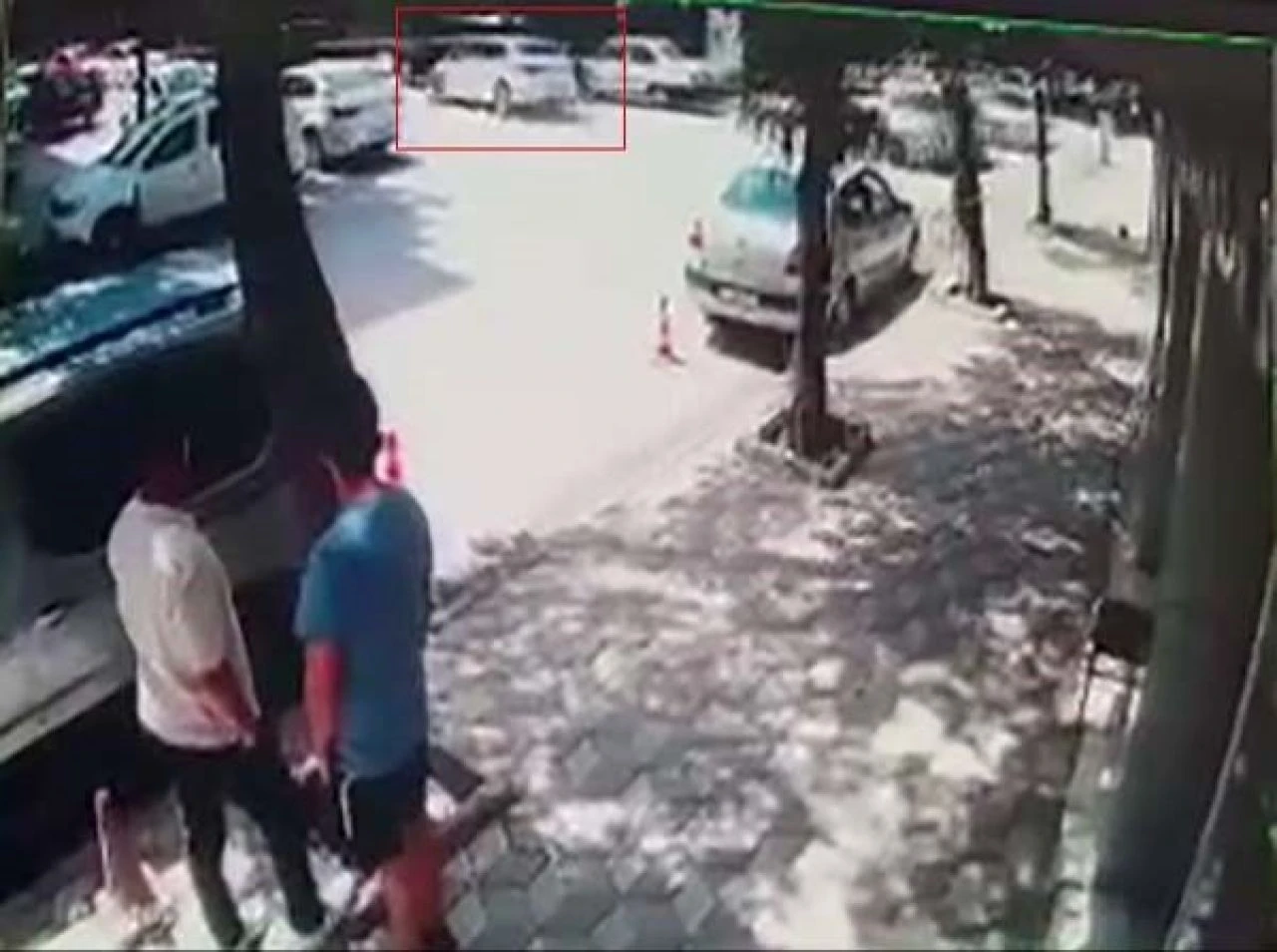 Elazığ'da şoke eden görüntüler! Trafik canavarı az kalsın öldürüyordu - 1. Resim