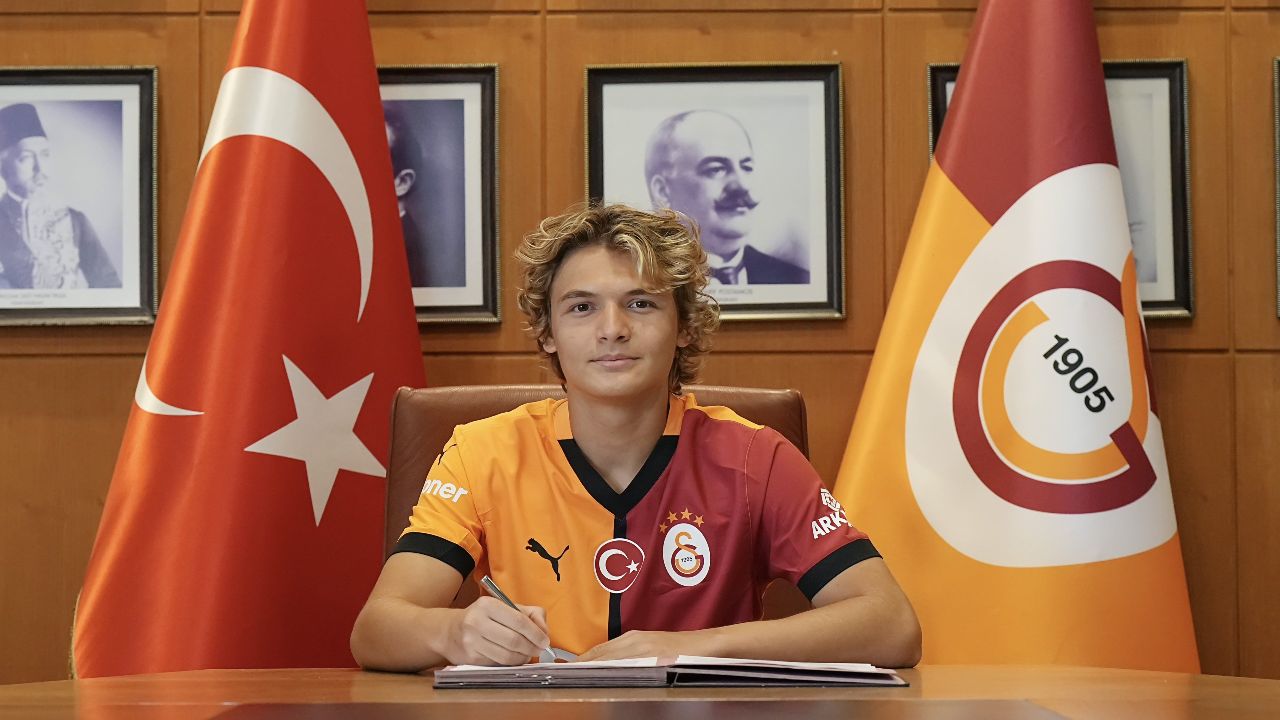 Galatasaray, Ayhan Akman&#039;ın oğlu Efe Akman&#039;ın sözleşmesini yeniledi