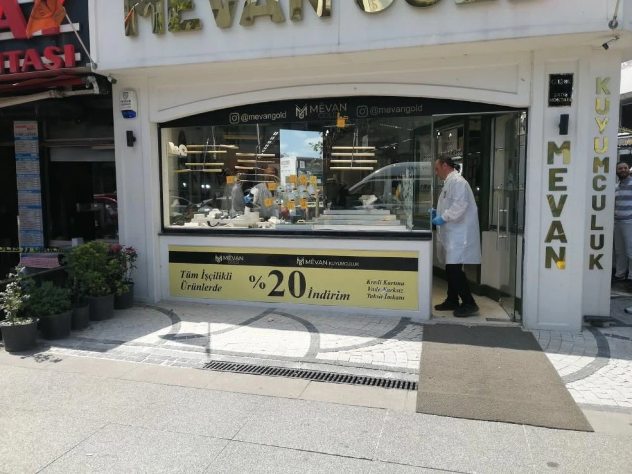 İstanbul'un göbeğinde çatışma: Kuyumcuyu vurup, altınları çaldılar