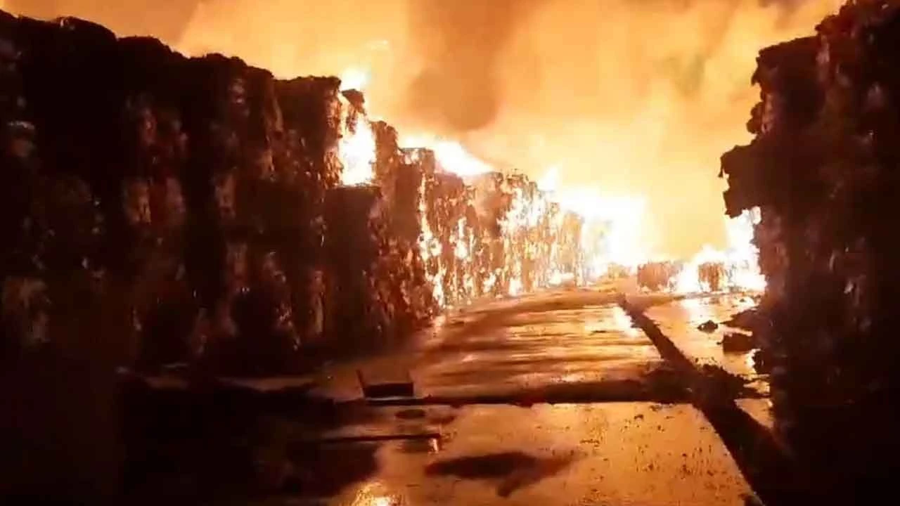 Kağıt Fabrikası’ndaki yangın yeniden kontrolden çıktı: Gecenin karanlığını alevler aydınlattı