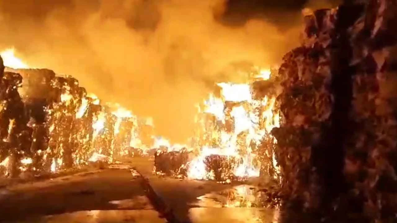 Kağıt Fabrikası’ndaki yangın yeniden kontrolden çıktı: Gecenin karanlığını alevler aydınlattı