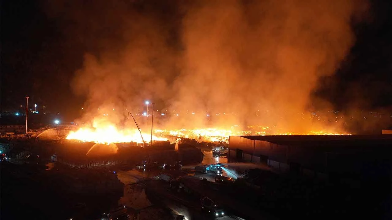 Kağıt Fabrikası’ndaki yangın yeniden kontrolden çıktı: Gecenin karanlığını alevler aydınlattı