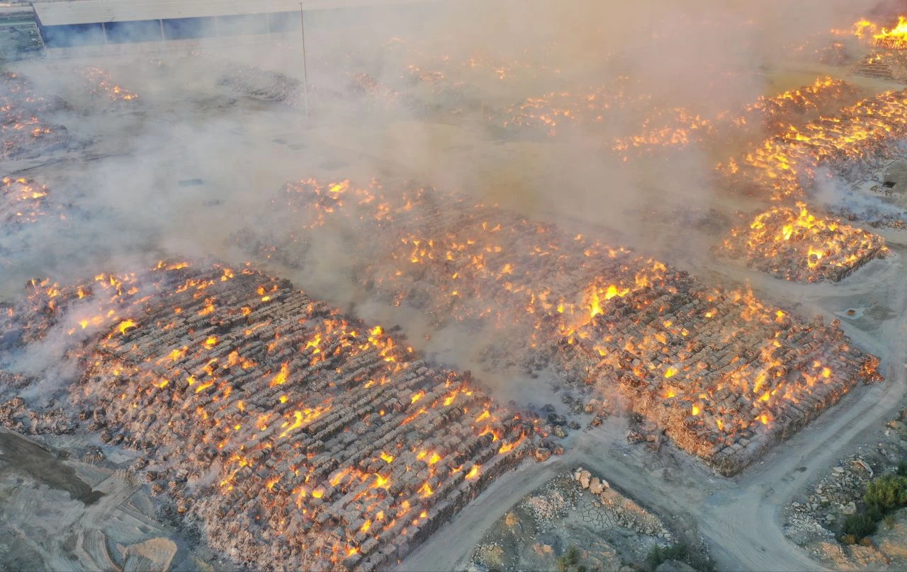 Kağıt Fabrikası’ndaki yangın yeniden kontrolden çıktı: Gecenin karanlığını alevler aydınlattı
